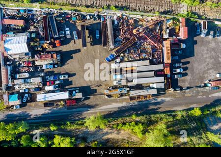 Panoramablick auf Metallschrott als Abfall, der in einem Teil auf Schrottplatz zum Recycling gesammelt wird Stockfoto