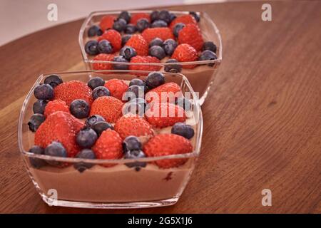 Erdbeeren Dessert mit Maus in einem Glas auf einem hölzernen Hintergrund Stockfoto