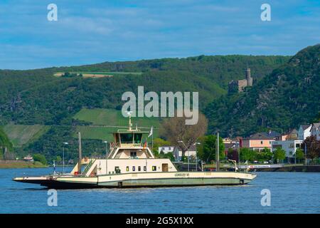 Fährschiff zwischen St. Goar und St. Goarshausen an der Loreley, Oberes Mittelrheintal, UNESCO-Weltkulturerbe, Rheinland-Pfalz, Deutschland Stockfoto