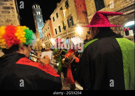 KROATIEN. DUBROVNIK. DUBROVNIK HAT IN DER ERSTEN FEBRUARWOCHE SEINEN EIGENEN KARNEVAL. EINHEIMISCHE AUF DEM COSTUM, MÄNNER-TIER MIT GLOCKEN, DIE NACHTS AUF DER STRADU VORFÜHREN Stockfoto