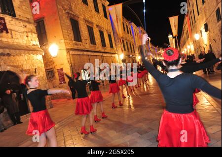 KROATIEN. DUBROVNIK. DUBROVNIK HAT IN DER ERSTEN FEBRUARWOCHE SEINEN EIGENEN KARNEVAL. EINHEIMISCHE AUF DEM COSTUM, MÄNNER-TIER MIT GLOCKEN, DIE NACHTS AUF DER STRADU VORFÜHREN Stockfoto