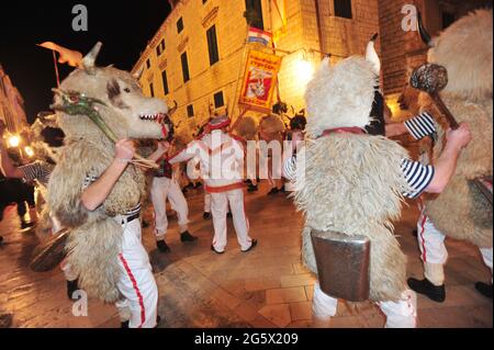 KROATIEN. DUBROVNIK. DUBROVNIK HAT IN DER ERSTEN FEBRUARWOCHE SEINEN EIGENEN KARNEVAL. EINHEIMISCHE AUF DEM COSTUM, MÄNNER-TIER MIT GLOCKEN, DIE NACHTS AUF DER STRADU VORFÜHREN Stockfoto