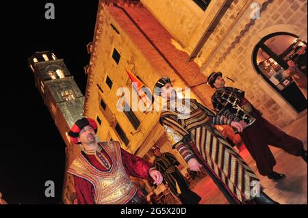 KROATIEN. DUBROVNIK. DUBROVNIK HAT IN DER ERSTEN FEBRUARWOCHE SEINEN EIGENEN KARNEVAL. EINHEIMISCHE AUF DEM COSTUM, MÄNNER-TIER MIT GLOCKEN, DIE NACHTS AUF DER STRADU VORFÜHREN Stockfoto