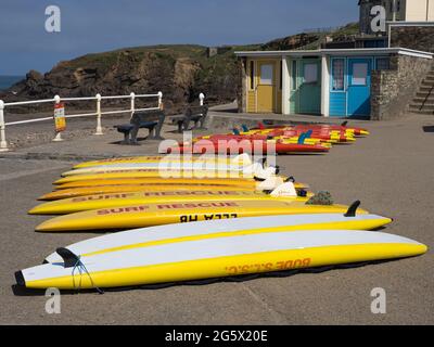 Bude surft lebensrettende Clubboards bereit für ein Training, Bude, Cornwall, Großbritannien Stockfoto