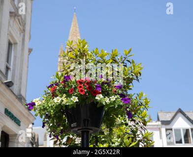 Truro, Großbritannien. 30. Juni 2021. Die Menschen genossen den herrlichen Sonnenschein am Markttag in Truro, Cornwall. Die Vorhersage ist für Sonnenschein, 19C und eine leichte Brise. Kredit: Keith Larby/Alamy Live Nachrichten Stockfoto