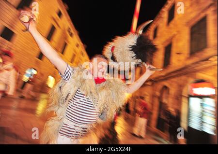 KROATIEN. DUBROVNIK. DUBROVNIK HAT IN DER ERSTEN FEBRUARWOCHE SEINEN EIGENEN KARNEVAL. EINHEIMISCHE AUF DEM COSTUM, MÄNNER-TIER MIT GLOCKEN, DIE NACHTS AUF DER STRADU VORFÜHREN Stockfoto