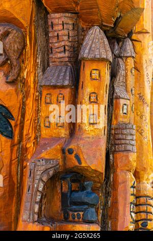 Detail eines Holzdenkmals in St. Goarshausen an der Loreley, Oberes Mittelrheintal, UNESCO-Weltkulturerbe, Rheinland-Pfalz, Deutschland Stockfoto