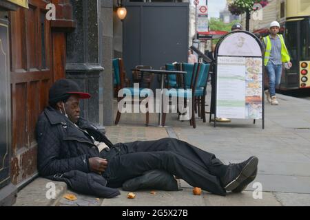 London, Großbritannien. 30. Juni 2021. Ein rauer Schlaf in der Whitehall Street, Westminster.der raue Schlaf ist in London im vergangenen Jahr gestiegen. (Foto von Thomas Krych/SOPA Images/Sipa USA) Quelle: SIPA USA/Alamy Live News Stockfoto