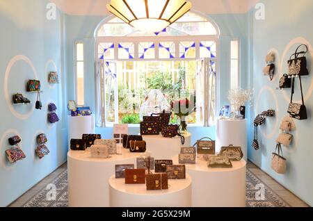 LIBANON. BEIRUT. DISTRIKT ACHRAFIEH. SARAH BEYDOUN LANCIERT 2000 IHR LABEL SARAH'S BAG, UM FRAUEN IM GEFÄNGNIS ZU HELFEN. Stockfoto