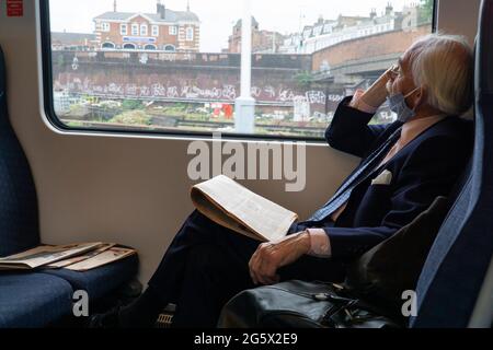 Clapham Junction, London, 30. Juni 2021: Einbahnsysteme, soziale Distanzierung und Gesichtsmasken sind nach dem „Freedom Day“ am 19. Juli möglicherweise nicht obligatorisch. Bereits viele Menschen ziehen ihre Gesichtsmasken nach unten, trotz Ratschlägen, um die Nase und den Mund bedeckt zu halten. Anna Watson/Alamy Live News Stockfoto