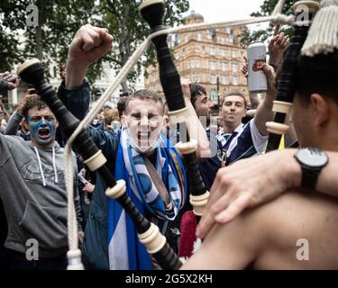 Schottische Fußballfans - die „Tartan Army“ - feiern auf dem Leicester Square vor dem UEFA-Eurospiel Schottland gegen England im Londoner Wembley, 18. Juni 2021 Stockfoto