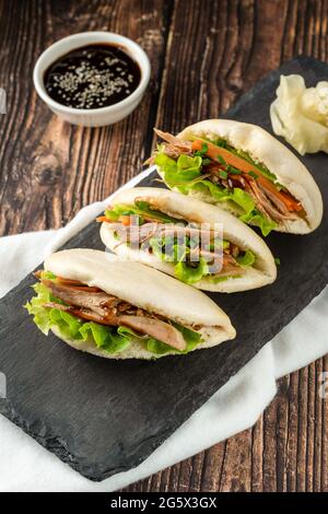 Gua bao, gedämpfte Brötchen mit Fleisch und Gemüse. Asiatische Küche Stockfoto