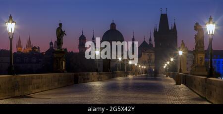Prag - die Karlsbrücke in der Morgendämmerung. Stockfoto