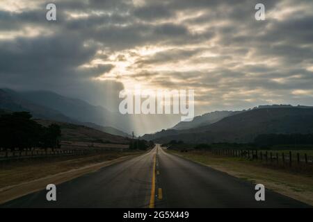 Sonnenstrahlen auf der Fahrbahn bei Big Sur Stockfoto