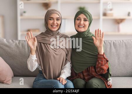 Happy Senior Muslim Lady Und Erwachsene Tochter Winken Hand Im Freien Stockfoto