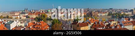 Prag, TSCHECHIEN - 13. OKTOBER 2018: Das Panorama der Stadt mit der Karlsbrücke und der Altstadt im Abendlicht. Stockfoto
