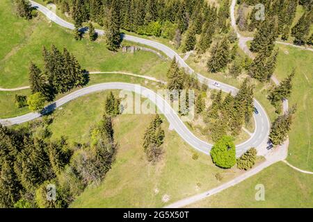 Alte und neue Oberjochpassstraße bei Bad Oberdorf, Allgau, Deutschland Stockfoto