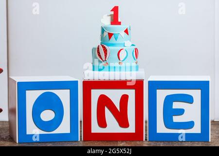 Fotozone auf der ersten Geburtstagsparty des Jungen mit Flugzeugen und großem Kuchen. In Blau, Rot und Weiß gehalten, mit Luftballons oder im Flugstil dekoriert, innen Stockfoto