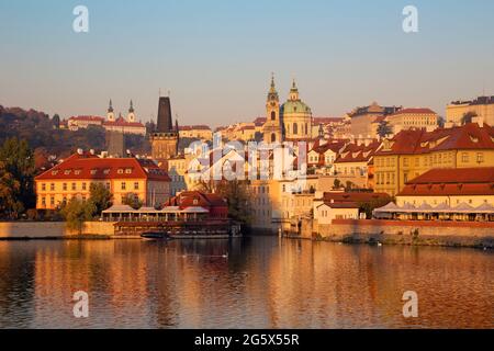 Prag - St.Nikolaus-Kirche auf der Kleinseite und Strahov Kloster im Hintergrund von Morgen. Stockfoto