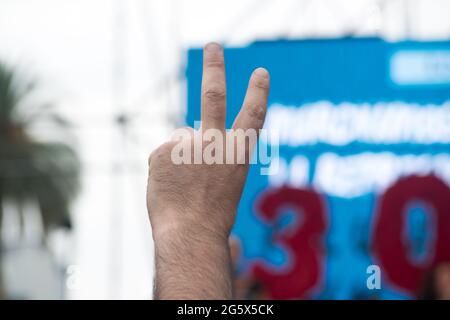 Hand mit dem Buchstaben V, Symbol des Sieges, aber auch der peronistischen Partei in Argentinien, während des Jahrestages der letzten Diktatur. Stockfoto