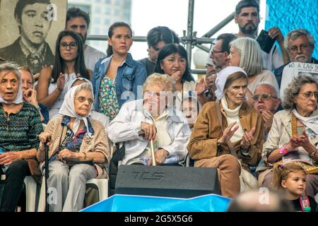 Mütter und Großmütter der Plaza de Mayo auf der Bühne während der Aktionen zur Erinnerung an die letzte Diktatur in Argentinien Stockfoto