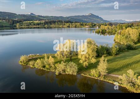 Luftaufnahme über den Rottachsee zum Berg Gruenten, Allgau, Bayern, Deutschland. Stockfoto