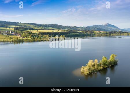 Luftaufnahme über den Rottachsee in Richtung Gruenten, Dorf Petersthal, Insel im See, Allgau, Bayern, Deutschland. Stockfoto