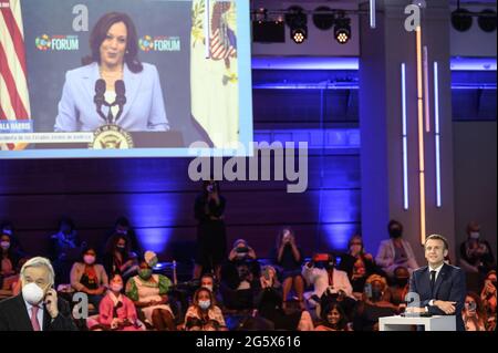 Der französische Präsident Emmanuel Macron und die US-Vizepräsidentin Kamala Harris (auf dem Bildschirm) während der Eröffnungssitzung des Generation Equality Forum, einem globalen Treffen für die Gleichstellung der Geschlechter, das von UN Women einberufen und von den Regierungen Mexikos und Frankreichs in Partnerschaft mit der Jugend und der Zivilgesellschaft gemeinsam veranstaltet wurde, Am 30. Juni 2021 in Paris. Das Forum startete im März in Mexiko-Stadt und endet vom 30. Juni bis zum 2. Juli 2021 in Paris und startete eine Reihe von Maßnahmen zur Gleichstellung der Geschlechter. Foto von Eliot Blondt/ABACAPRESS.COM Stockfoto