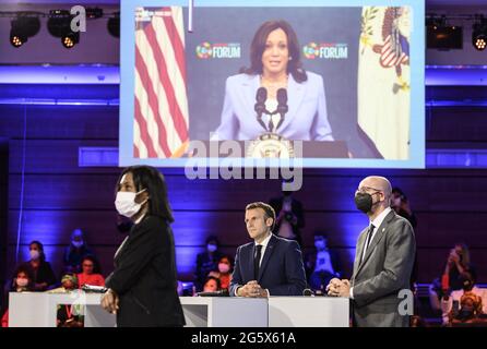 Der französische Präsident Emmanuel Macron und die US-Vizepräsidentin Kamala Harris (auf dem Bildschirm) während der Eröffnungssitzung des Generation Equality Forum, einem globalen Treffen für die Gleichstellung der Geschlechter, das von UN Women einberufen und von den Regierungen Mexikos und Frankreichs in Partnerschaft mit der Jugend und der Zivilgesellschaft gemeinsam veranstaltet wurde, Am 30. Juni 2021 in Paris. Das Forum startete im März in Mexiko-Stadt und endet vom 30. Juni bis zum 2. Juli 2021 in Paris und startete eine Reihe von Maßnahmen zur Gleichstellung der Geschlechter. Foto von Eliot Blondt/ABACAPRESS.COM Stockfoto