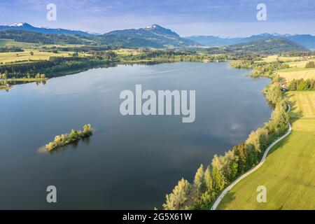 Luftaufnahme über den Rottachsee zum Berg Gruenten, Insel im See, Allgau, Bayern, Deutschland. Stockfoto