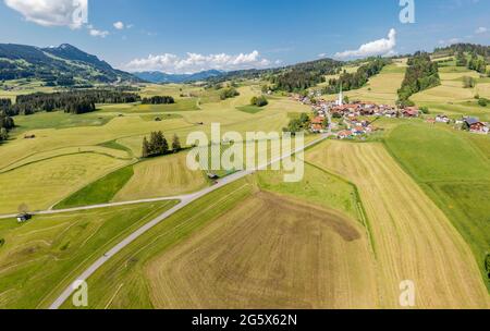 Luftaufnahme über Felder und Wiesen zum Dorf Vorderburg, landwirtschaftliche Nutzfläche im Frühjahr, Allgäu, Bayern, Deutschland Stockfoto