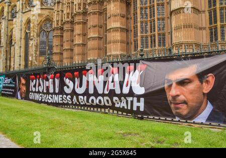 London, Großbritannien. Juni 2021. Ein kritisches Transparent des Schatzkanzlers Rishi Sunak vor dem parlament. Die ausgeschlossene Unity Alliance veranstaltete eine Kundgebung vor dem Parlament, bei der die Regierung Lobbyarbeit für 3.8 Millionen Menschen einsetzte, die laut EUA während der Coronavirus-Krise von der Regierung verlassen wurden. (Kredit: Vuk Valcic / Alamy Live News) Stockfoto