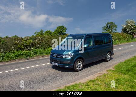 2018 blau VW Volkswagen California 7-Gang-Automatik, 1968cc Diesel-Fenstertransporter. Wohnwagen und Reisemobile, Wohnmobil auf britischen Straßen, Wohnmobil, Familienurlaub, Caravaneturlaubstage, Wohnwagen-Urlaub, Van-Umbauten, Vanagon autohome, Leben auf der Straße, Stockfoto