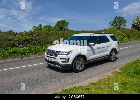 2017 weißer Ford Explorer 2294 ccm Benzin-SUV auf dem Weg zur Capesthorne Hall Classic May Car Show, Ceshire, Großbritannien Stockfoto