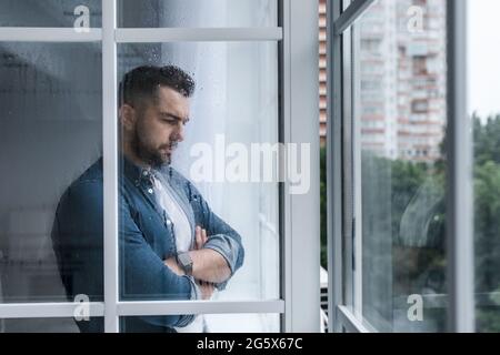 Zu Hause bleiben, krank, covid-19 Quarantäne, Einsamkeit, tiefe Depression, Trauer erleben, psychische Probleme Stockfoto