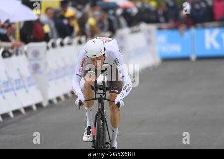 Der französische Benoit Cosnefroy des AG2R-Teams von Croen überquert die Ziellinie bei der fünften Etappe der 108. Auflage des Radrennens der Tour de France, einem 27, Stockfoto