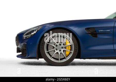 Detail zeigt Frontprofil eines Fahrzeugs mit Leichtmetallrad mit Bremsscheibe und Bremssattel auf einem blauen 2021 Mercedes AMG GTR V8 Biturbo Stockfoto