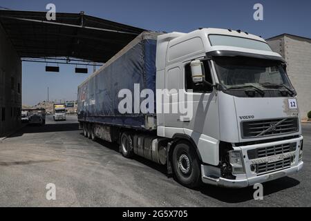 Bab Al Hawa, Syrien. 30. Juni 2021. Mit humanitärer Hilfe der Organisation des Welternährungsprogramms beladene Lastwagen gelangen von der Türkei aus über den Grenzübergang Bab Al-Hawa in die nordwestlichen syrischen Gebiete, dessen Mandat am 10. Juli 2021 ausläuft. Quelle: Anas Alkharboutli/dpa/Alamy Live News Stockfoto