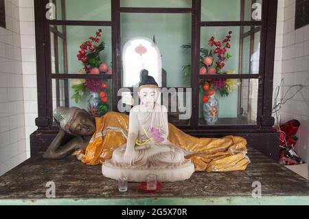 Ein sitzender buddha aus Marmor und eine liegende Statue im historischen kek Lok si Tempel in penang malaysia. Stockfoto