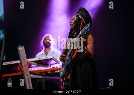 Bologna, Italien. Juni 2021. Die afrikanische Sängerin Fatoumata Diawara tritt am 29. Juni 2021 live in Bologna, Italien, auf. (Foto: Luigi Rizzo/Pacific Press/Sipa USA) Quelle: SIPA USA/Alamy Live News Stockfoto