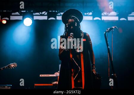 Bologna, Italien. Juni 2021. Die afrikanische Sängerin Fatoumata Diawara tritt am 29. Juni 2021 live in Bologna, Italien, auf. (Foto: Luigi Rizzo/Pacific Press/Sipa USA) Quelle: SIPA USA/Alamy Live News Stockfoto