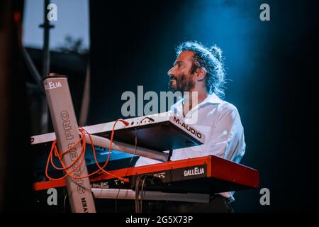 Bologna, Italien. Juni 2021. Die afrikanische Sängerin Fatoumata Diawara tritt am 29. Juni 2021 live in Bologna, Italien, auf. (Foto: Luigi Rizzo/Pacific Press/Sipa USA) Quelle: SIPA USA/Alamy Live News Stockfoto