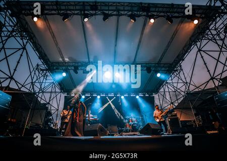 Bologna, Italien. Juni 2021. Die afrikanische Sängerin Fatoumata Diawara tritt am 29. Juni 2021 live in Bologna, Italien, auf. (Foto: Luigi Rizzo/Pacific Press/Sipa USA) Quelle: SIPA USA/Alamy Live News Stockfoto