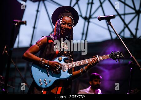 Bologna, Italien. Juni 2021. Die afrikanische Sängerin Fatoumata Diawara tritt am 29. Juni 2021 live in Bologna, Italien, auf. (Foto: Luigi Rizzo/Pacific Press/Sipa USA) Quelle: SIPA USA/Alamy Live News Stockfoto