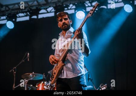 Bologna, Italien. Juni 2021. Die afrikanische Sängerin Fatoumata Diawara tritt am 29. Juni 2021 live in Bologna, Italien, auf. (Foto: Luigi Rizzo/Pacific Press/Sipa USA) Quelle: SIPA USA/Alamy Live News Stockfoto