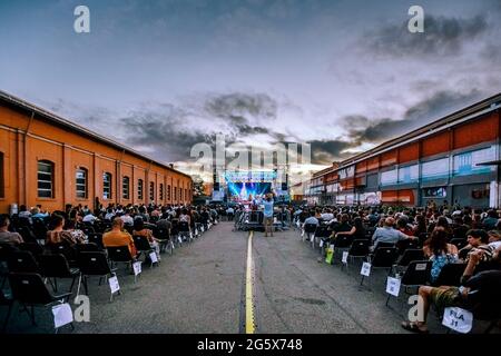 Bologna, Italien. Juni 2021. Die afrikanische Sängerin Fatoumata Diawara tritt am 29. Juni 2021 live in Bologna, Italien, auf. (Foto: Luigi Rizzo/Pacific Press/Sipa USA) Quelle: SIPA USA/Alamy Live News Stockfoto