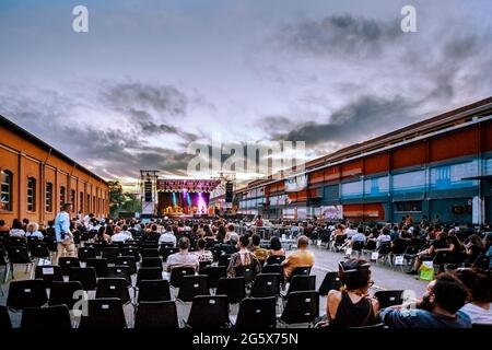 Bologna, Italien. Juni 2021. Die afrikanische Sängerin Fatoumata Diawara tritt am 29. Juni 2021 live in Bologna, Italien, auf. (Foto: Luigi Rizzo/Pacific Press/Sipa USA) Quelle: SIPA USA/Alamy Live News Stockfoto