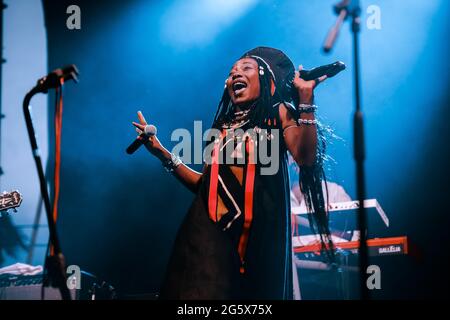 Bologna, Italien. Juni 2021. Die afrikanische Sängerin Fatoumata Diawara tritt am 29. Juni 2021 live in Bologna, Italien, auf. (Foto: Luigi Rizzo/Pacific Press/Sipa USA) Quelle: SIPA USA/Alamy Live News Stockfoto