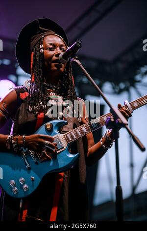 Bologna, Italien. Juni 2021. Die afrikanische Sängerin Fatoumata Diawara tritt am 29. Juni 2021 live in Bologna, Italien, auf. (Foto: Luigi Rizzo/Pacific Press/Sipa USA) Quelle: SIPA USA/Alamy Live News Stockfoto