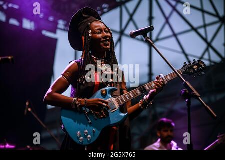 Bologna, Italien. Juni 2021. Die afrikanische Sängerin Fatoumata Diawara tritt am 29. Juni 2021 live in Bologna, Italien, auf. (Foto: Luigi Rizzo/Pacific Press/Sipa USA) Quelle: SIPA USA/Alamy Live News Stockfoto